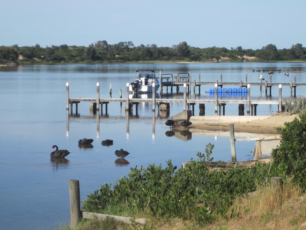 Lakes Entrance Waterfront Cottages With King Beds 외부 사진